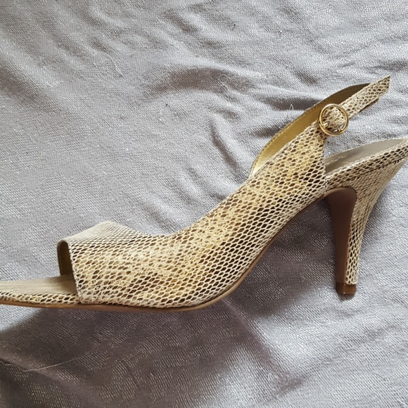 GOLD mid height heels. Liz Claiborne. - Picture 6 of 7